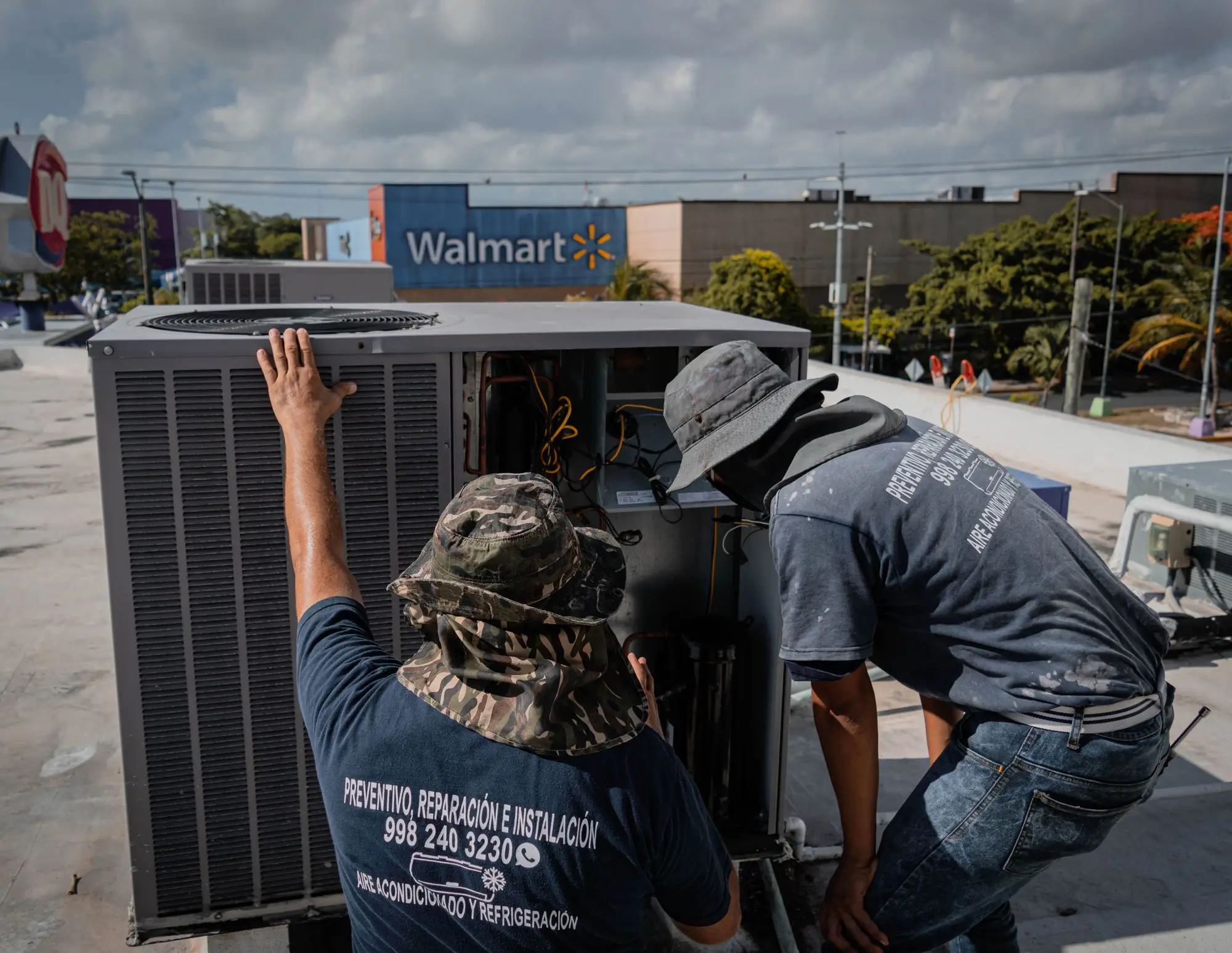 Commercial HVAC technicians servicing a rooftop unit, Dallas Air Co commercial HVAC guides